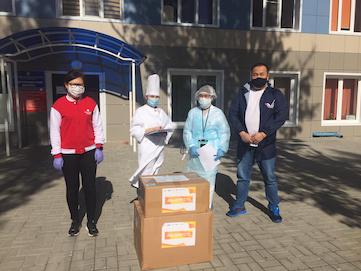 Активисты ОНФ и волонтеры-медики передали очередную партию средств индивидуальной защиты врачам Калмыкии