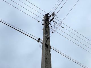 В Элисте треснувшие электростолбы грозят упасть на жилые дома
