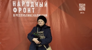 Каждый месяц пенсионерка из Элисты передает военным из Калмыкии вещи, связанные своими руками
