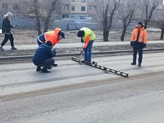 Сотрудники Администрации города Элисты совместно со специалистами МАУ «ДРСУ» проверяют состояние столичных дорог после зимы