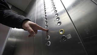 Прокуратура Калмыкии: На УК возложена обязанность производить работы по обслуживанию и ремонту лифтов 