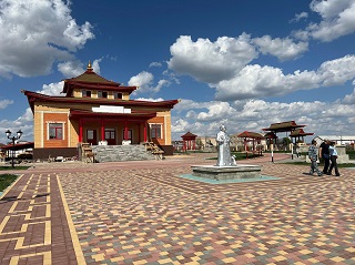 В п. Кетченеры продолжается строительство буддийского храма