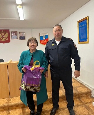 Жительница Калмыкии получила подарок за бдительность