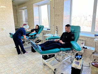 Быть примером для сверстников: активисты волонтерского отряда МВД по Республике Калмыкия приняли участие в акции по сдаче крови